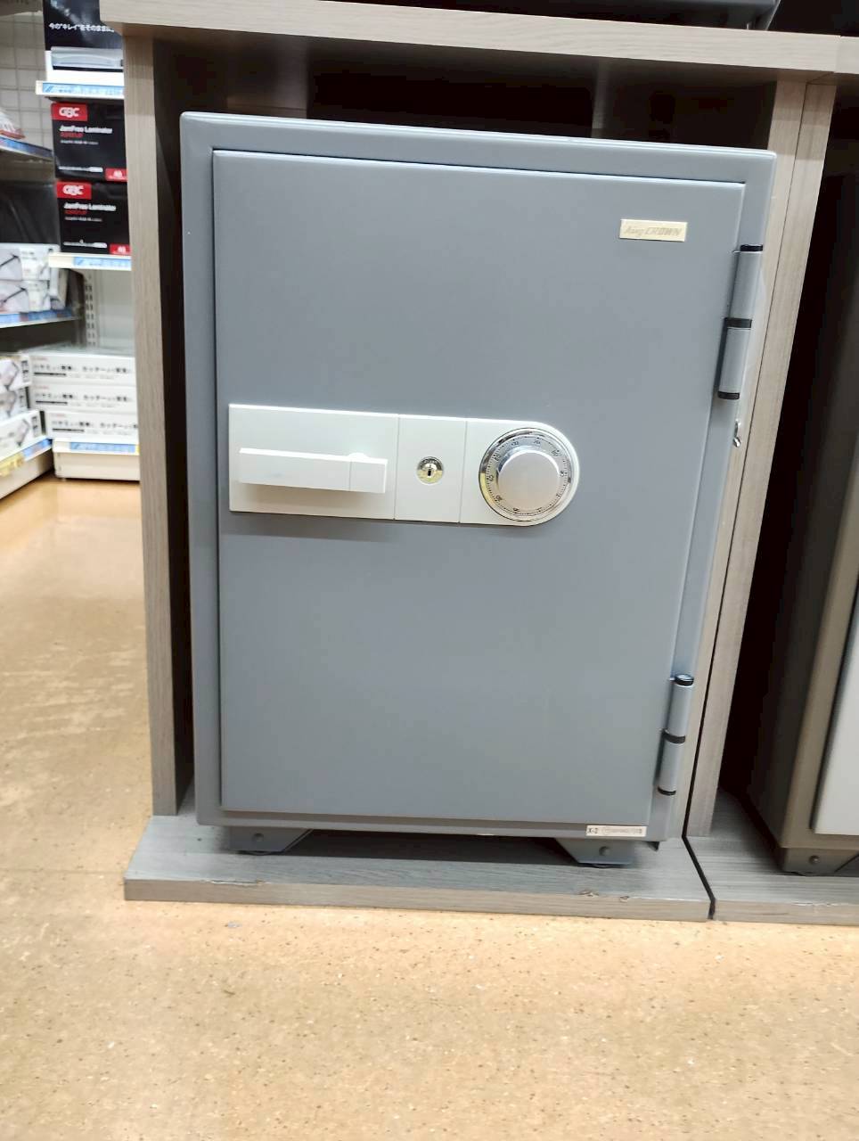【取扱い：新都心店】日本アイエスケイ　耐火金庫　ダイヤル錠　KS-50SD