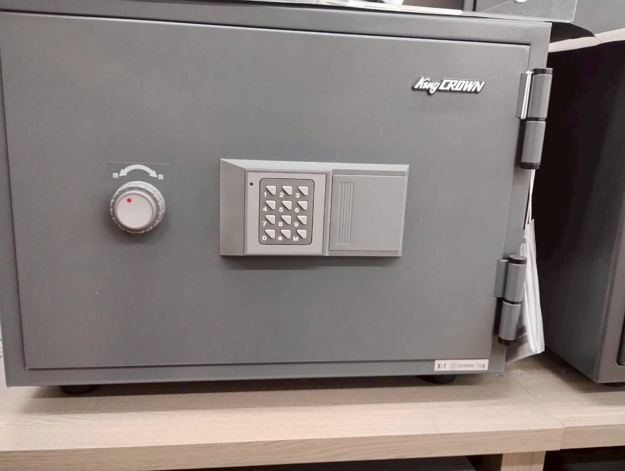 【取扱い：新都心店】日本アイエスケイ　耐火金庫　テンキー式　KS-20E